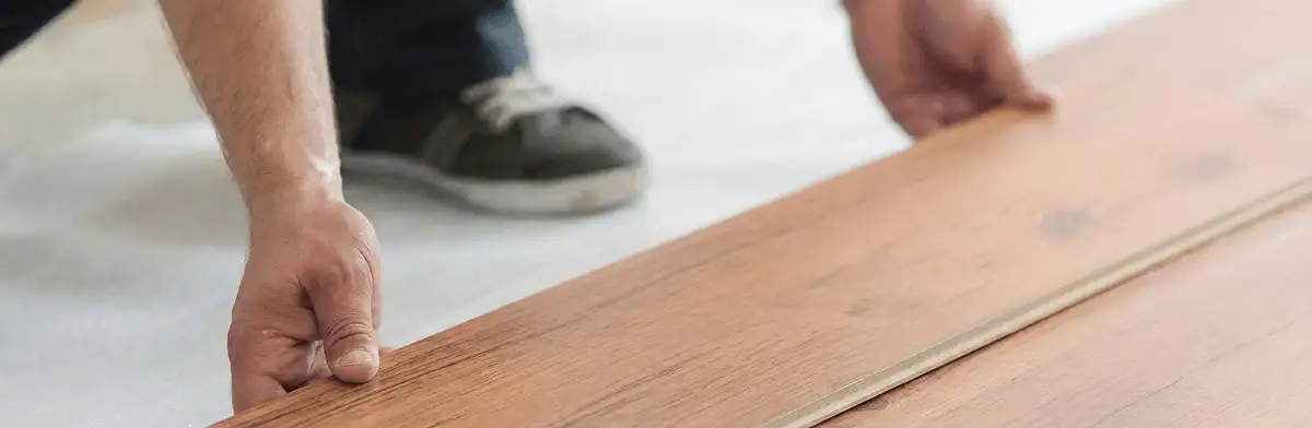 A professional installing laminate flooring in El Paso, TX